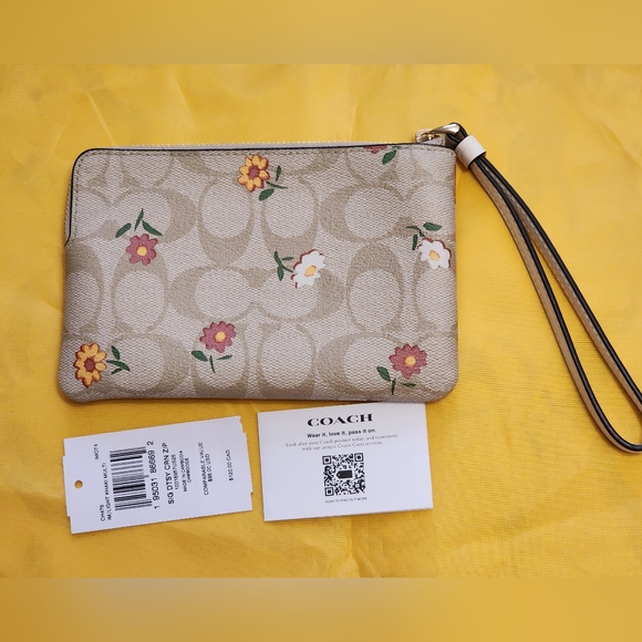 COACH NWT Corner Zip Wristlet In Signature Canvas With Nostalgic Ditsy Print - Picture 2 of 5
